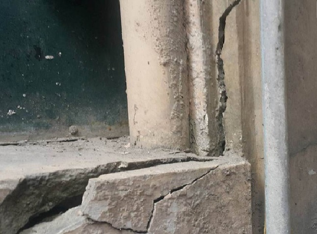 Những vệt nứt dài tại góc tường ngôi nhà nghiêng ở Quan Thổ 1