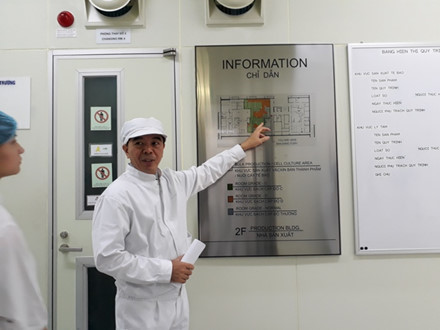 Ông Nguyễn Đăng Hiền- Giám đốc Polyvac giới thiệu khu vực sản xuất vắc xin Sởi- Rubella
