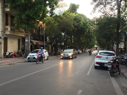 Nhiều ô tô dừng đỗ sai quy định trên phố Dã Tượng