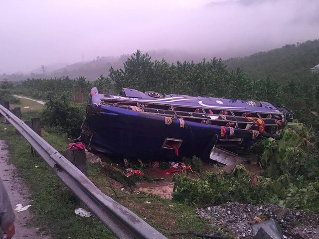 Vụ lật xe khách ở Quảng Nam đã khiến 2 người chết, 14 người bị thương