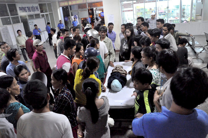 Người nhà bệnh nhân bao vây Bệnh viện đa khoa Quảng Ngãi suốt đêm
