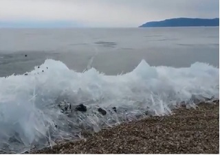 Clip sóng hồ Baikal không ngừng vỗ vào bờ dù bị đóng băng