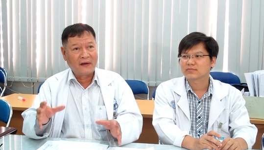 Bác sĩ Hà Thanh Bình (trái) và bác sĩ Lâm Xuân Nhật