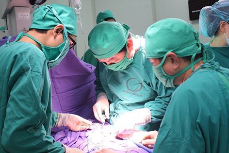 Các bác sĩ Bệnh viện Sản-Nhi Quảng Ninh đang tiến hành ca phẫu thuật cho bệnh nhi
