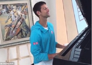 Tay vợt Djokovic khiến fan bất ngờ với khả năng chơi đàn cực đỉnh