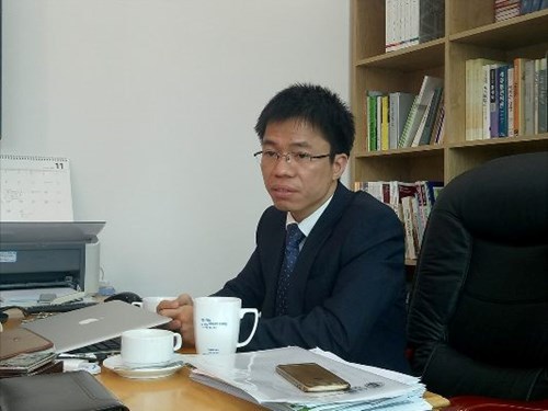 Ông Hưng trong buổi nói chuyện với báo chí về clip Giáo sư chửi bậy