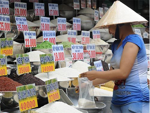 Nhiều người đặt câu hỏi, gạo bị trả về do dính độc vậy có bị tuồn ra bán tại thị trường trong nước (ảnh NLĐ)