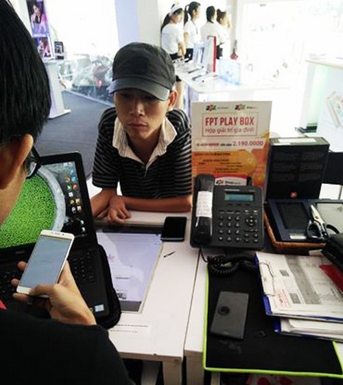 Chân dung vị khách mang tiền lẻ mua điện thoại iPhone 7