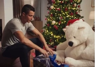 Ronaldo bất ngờ tung phim bom tấn mùa Giáng sinh