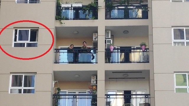 Khói bốc lên nghi ngút từ căn hộ tầng 8 khiến nhiều người tưởng cháy chung cư