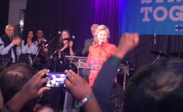 Bà Clinton phát biểu tại tiệc tối ngày 11/11 (Ảnh: Instagram)