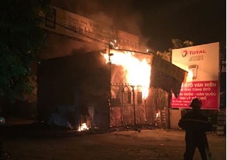 Cửa hàng gia dụng bốc cháy ngùn ngụt trong đêm ở Hà Nội