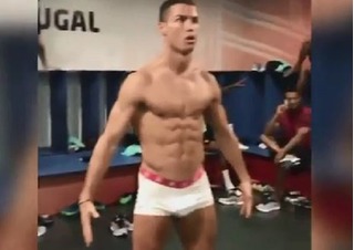 Ronaldo chỉ mặc quần lót, đứng bất động cũng khiến fan nữ mê mẩn