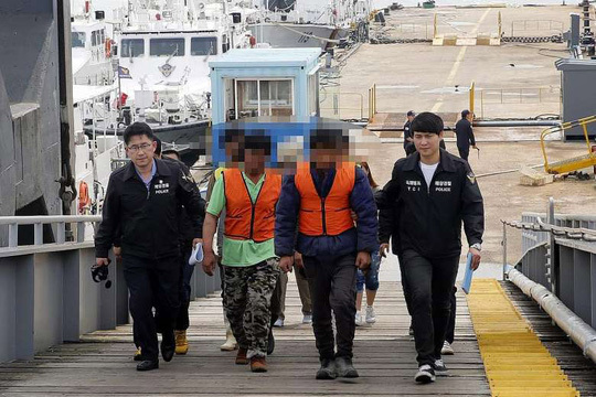 Ngư dân Trung Quốc bị bắt vì cáo buộc đánh bắt trái phép ngoài khơi TP Incheon – Hàn Quốc gần đây. Ảnh: EPA