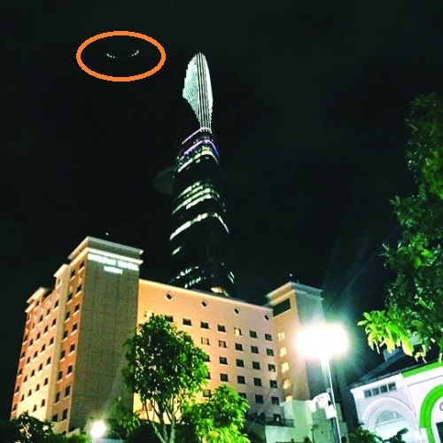 Hình ảnh được cho là vật thể lạ bay trên bầu trời Sài Gòn tối 22/5/2015