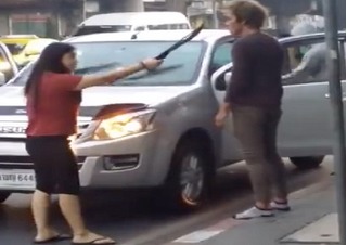 Clip vợ cầm dao tấn công chồng trên đường phố 