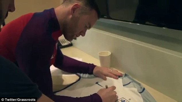 Rooney tặng áo đấu