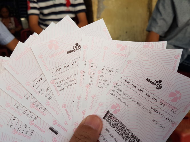 Vé số Vietlott in sẵn được người bán vé số dạo bán ở Tiền Giang với giá 12.000 đồng/vé