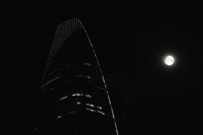Siêu trăng đọ sắc bên cạnh tòa nhà Bitexco TP.HCM