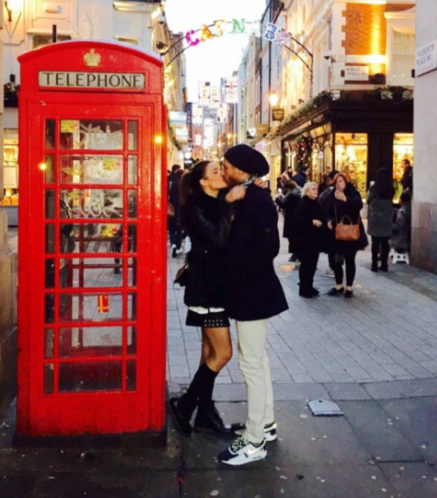 Sergio Ramos và bạn gái tình tứ tại London