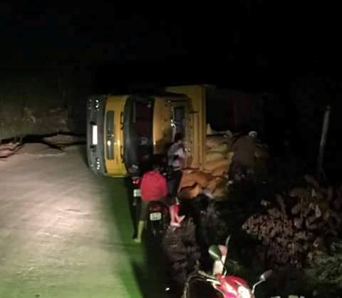 Hiện trường vụ lật xe ở Lào Cai do tài xế mải ngắm siêu trăng 2016