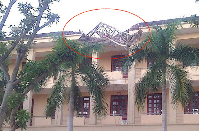 Cần cẩu đổ sập lên mái dãy nhà 3 tầng của trường THPT Lê Viết Thuật