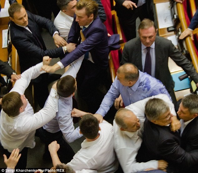 Nghị sĩ Ukraina đánh nhau ngay giữa quốc hội