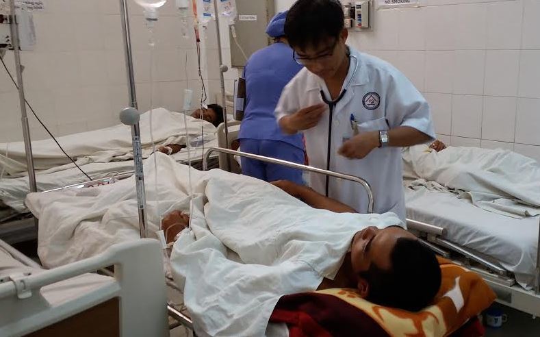 Các bệnh nhân bị ngộ độc nấm đang nằm điều trị tại bệnh viện