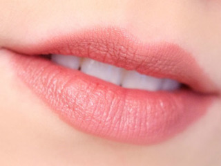 Chuyên gia mách cách chọn son dưỡng để bờ môi luôn căng mọng