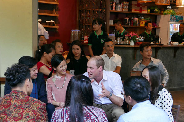 Hoàng tử William ngồi cà phê cùng Hồng Nhung, Thanh Bùi và Xuân Bắc