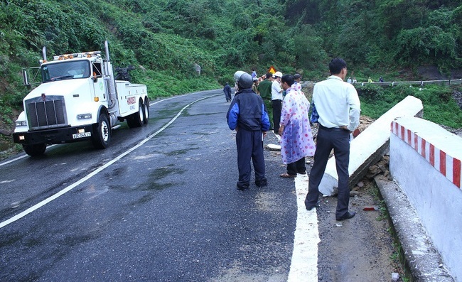 Trước khi lao xuống vực, chiếc xe đã húc bay dải phân cách bên đường