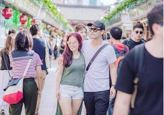  MC Phan Anh ôm vợ giữa phố khiến fan 
