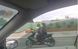 Không tin nổi cảnh bà mẹ để bé mẫu giáo lái xe máy trên đường