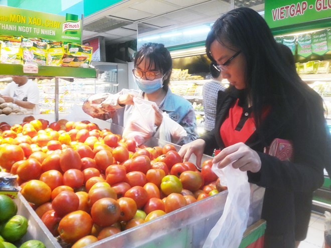 Khách hàng mua cà chua tại siêu thị Big C TP HCM