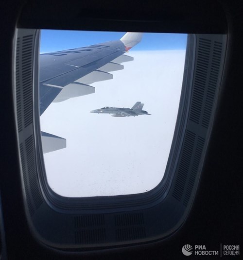Máy bay quân sự Thụy Sỹ xuất hiện cạnh máy bay Nga cự li cực gần