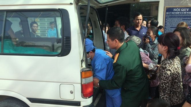 Gia đình gào khóc khi thi thể ông Thái được đưa từ Viện Bỏng quốc gia về nhà tang lễ