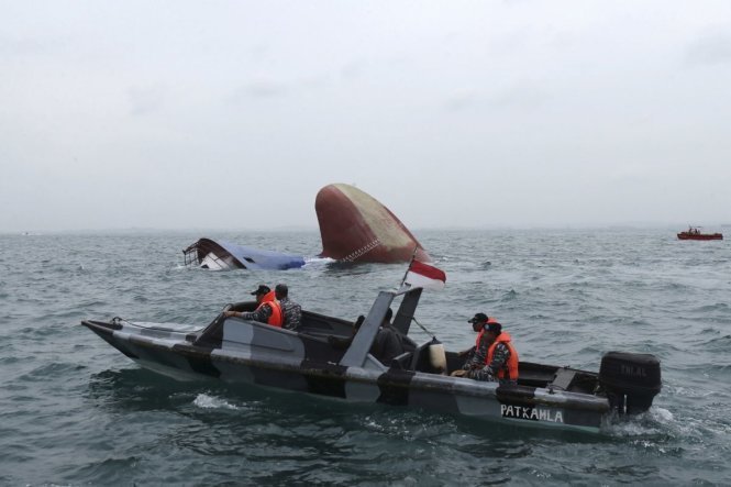 Lực lượng cứu hộ Indonesia tìm người bị nạn trong một vụ chìm tàu