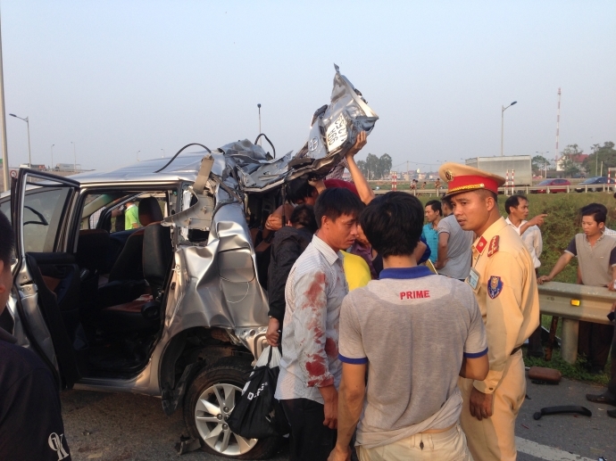 Hiện trường vụ tai nạn giao thông trên cao tốc Hà Nội – Thái Nguyên
