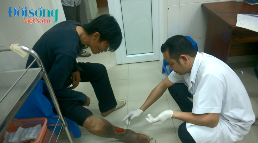 Bác sĩ Phạm Văn Hùng đang thăm khám vết thương 