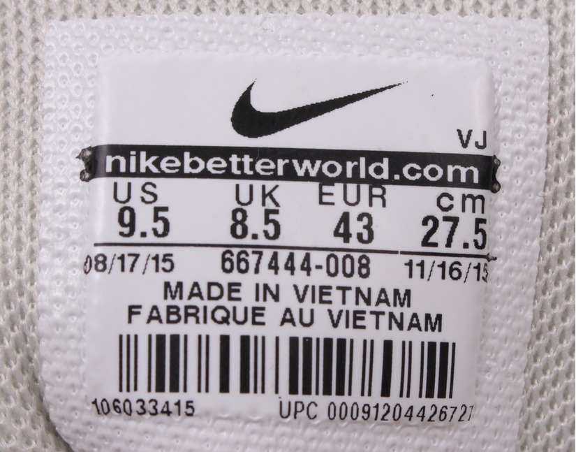 Cách phân biệt giày Nike thật giả đầu tiên là dựa vào tem sản phẩm