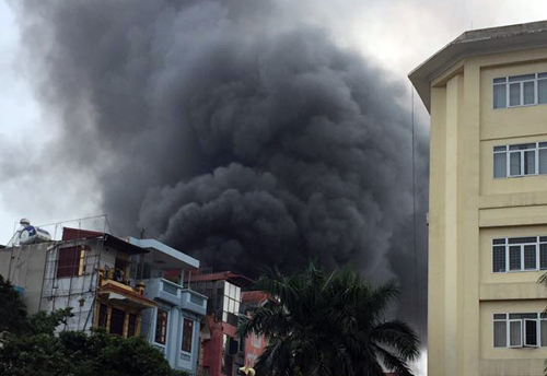 Cháy lớn trên phố Trần Khát Chân khói nghi ngút