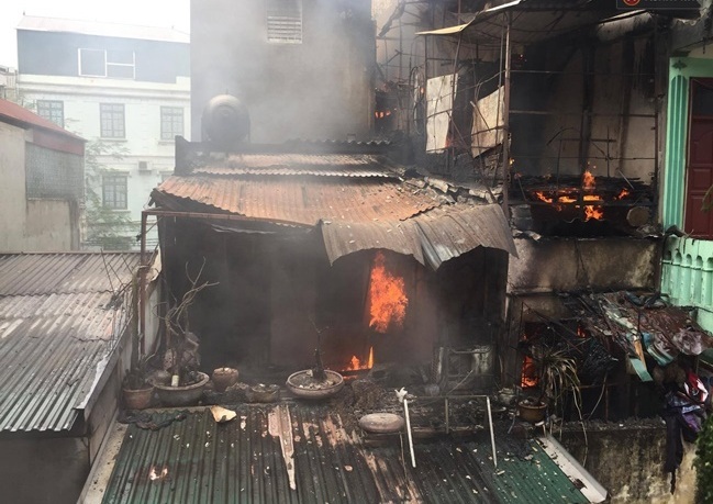 Cháy lớn trên phố Trần Khát Chân thiêu rụi 2 ngôi nhà
