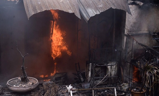 Cháy lớn trên phố Trần Khát Chân khiến tài sản còn trơ khung
