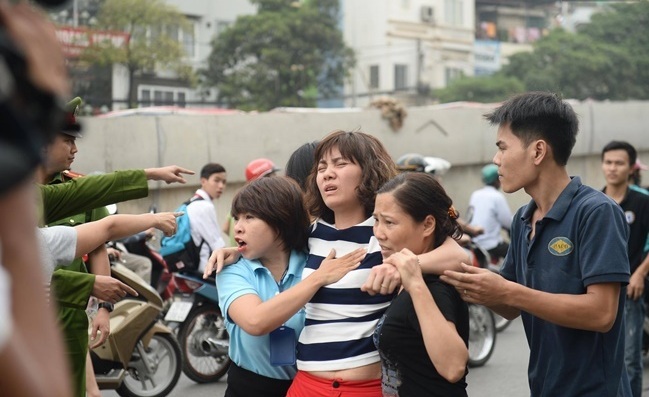 Cháy lớn trên phố Trần Khát Chân khiến 1 người bị ngạt khói