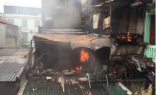 Cháy lớn trên phố Trần Khát Chân: Cột khói bốc cao hàng chục mét