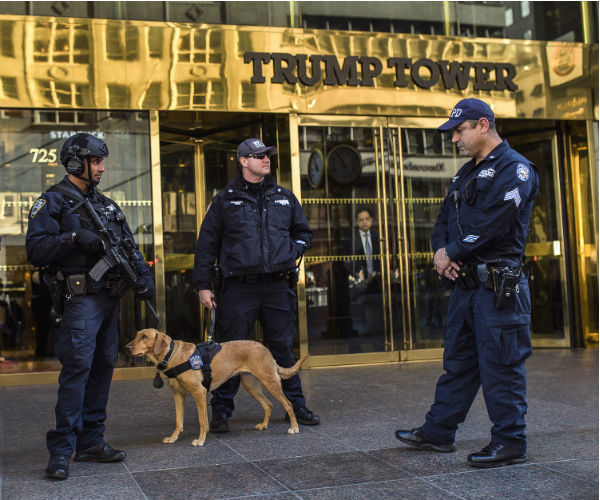 Gia đình ông Donald Trump được cả mật cụ và cảnh sát New York bảo vệ gắt gao. Ảnh: Newmax