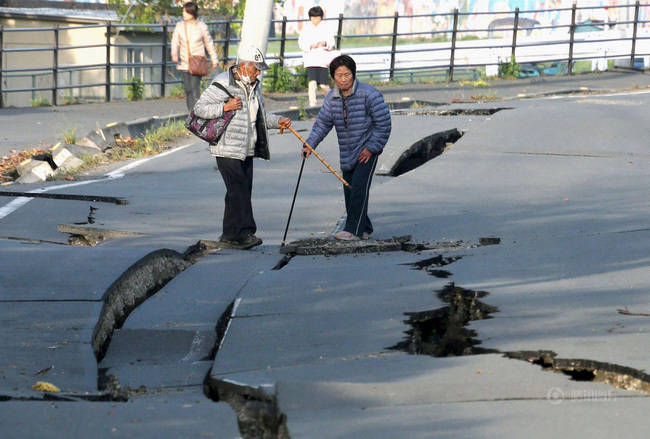 Trẻ em Nhật Bản được dạy cách đối phó động đất thường xuyên