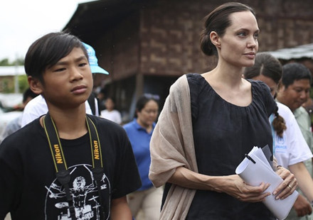 Pax Thiên bên mẹ nuôi Angelina Jolie
