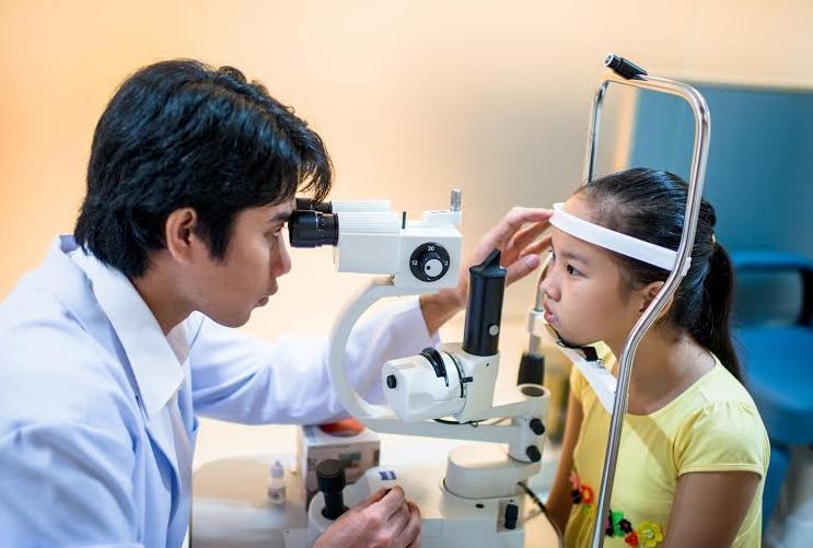 Cần cho trẻ khám mắt định kỳ để sớm phát hiện bệnh nhược thị