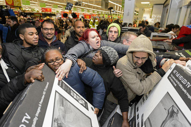 Người mua sắm ở Mỹ chen lấn trong ngày khuyến mại Black Friday
